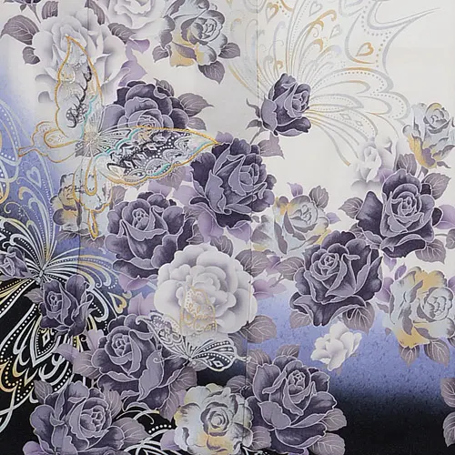 振袖 蝶の刺繍 白地に蝶の柄と花の地織りがあります。 振袖レンタル693白地にグレーバラ蝶 | 着物レンタルの京都かしいしょう