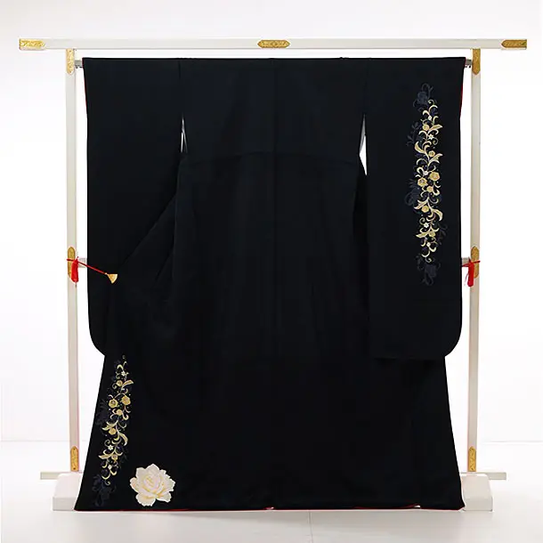 振袖レンタル1106 黒地バティック柄 刺繍バラ | 着物レンタルの