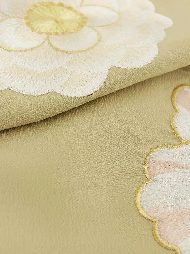 訪問着tc951 ベージュ地 刺繍 大花椿 | 着物レンタルの京都