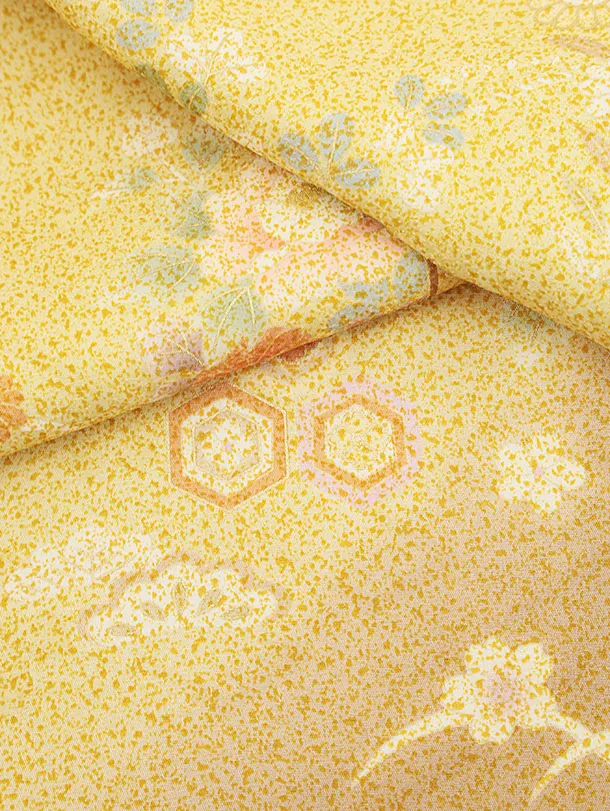 正絹着物“四季を歌う紅葉、橘や貝合わせや貝桶とタイムスリップ”