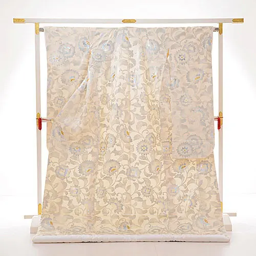 打掛　色無垢　正絹　パール織 白無垢ﾚﾝﾀﾙE155 正倉院 ｼﾙﾊﾞｰ | 着物レンタルの京都かしいしょう