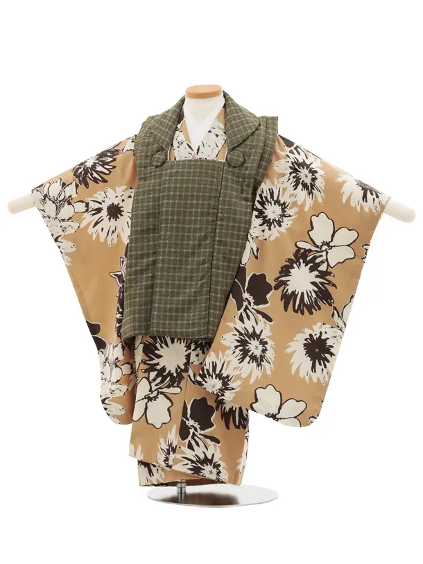 【asahiさん】サンドベージュの被布です。 七五三レンタル(3歳男児被布)2416黄緑刺繍兜×ﾍﾞｰｼﾞｭ変わりｽﾄﾗｲﾌﾟ