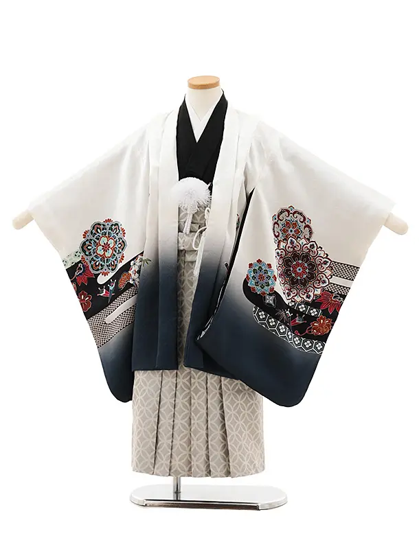 七五三(5歳男袴)X592【正絹】白地裾グレー 唐花に兜×シルバー