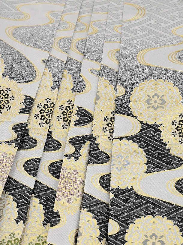 七五三(5歳男袴)X843 グレージュ疋田柄刺繍鷹兜×白黒ぼかし