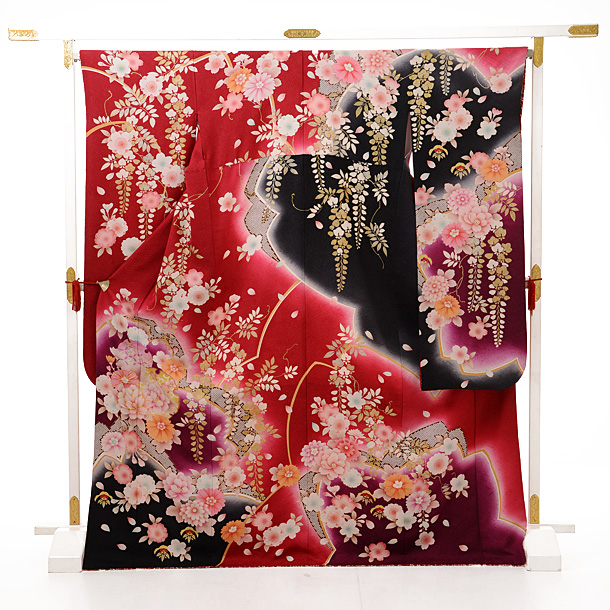 振袖レンタルE093赤地裾黒藤と花 | 着物レンタルの京都かしいしょう