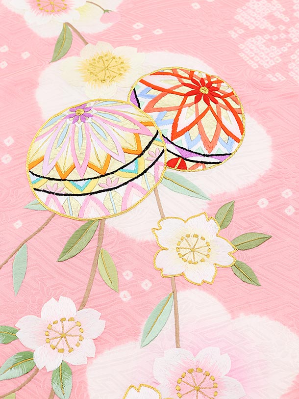高級正絹産着レンタル 女の子 お宮参り 正絹 1596 ピンク 絞り桜 鞠刺繍 | 着物レンタルの京都かしいしょう