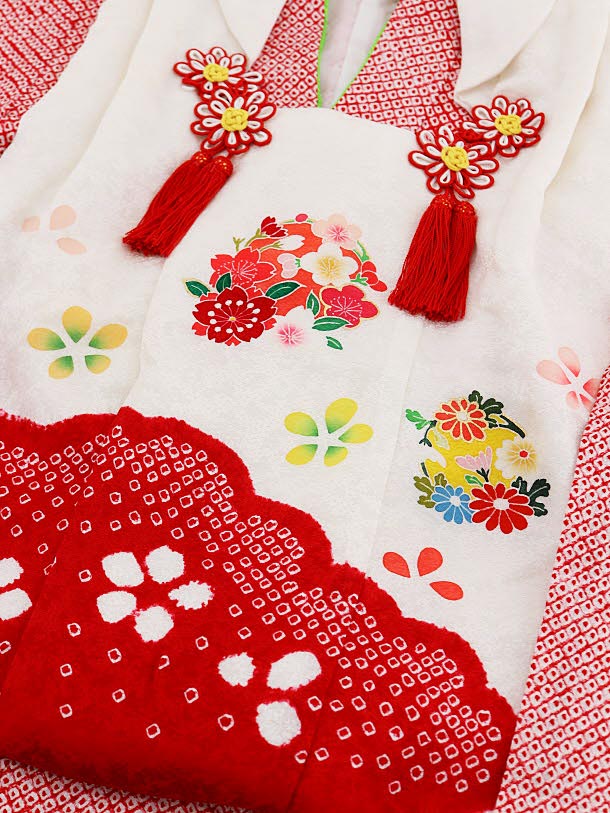 七五三レンタル(3歳女の子被布)3691 正絹絞り刺繍 白赤雲取りx赤絞り 着物レンタルの京都かしいしょう