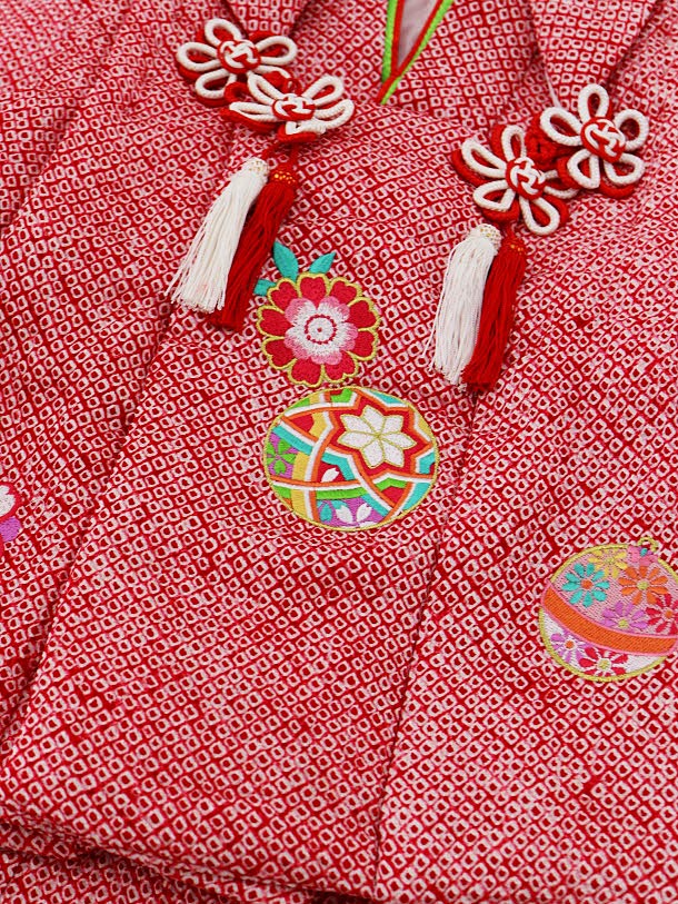 七五三レンタル(3歳女の子被布)3700 正絹絞り刺繍 赤絞り桜まり刺繍 | 着物レンタルの京都かしいしょう