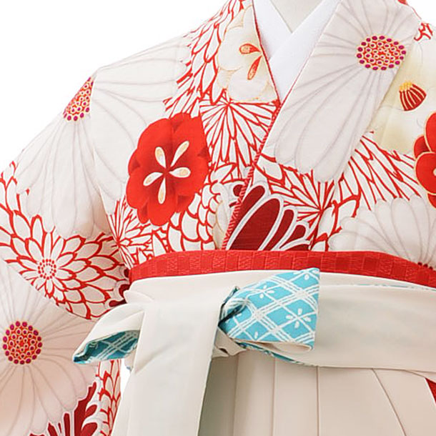 卒業袴ﾚﾝﾀﾙ Z096 九重 白 赤 菊椿xｸﾘｰﾑ袴 | 着物レンタルの京都かしい 
