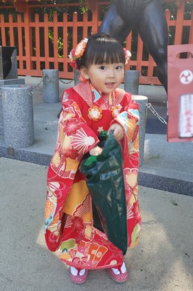 鮮やかな朱の七五三着物 | 着物レンタルの京都かしいしょう