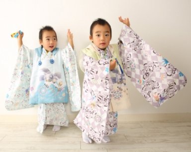 双子で色違いの着物を | 着物レンタルの京都かしいしょう