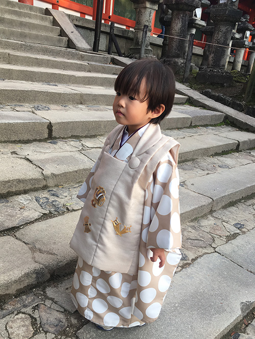 シンプルな柄が可愛い男児の七五三 | 着物レンタルの京都かしいしょう